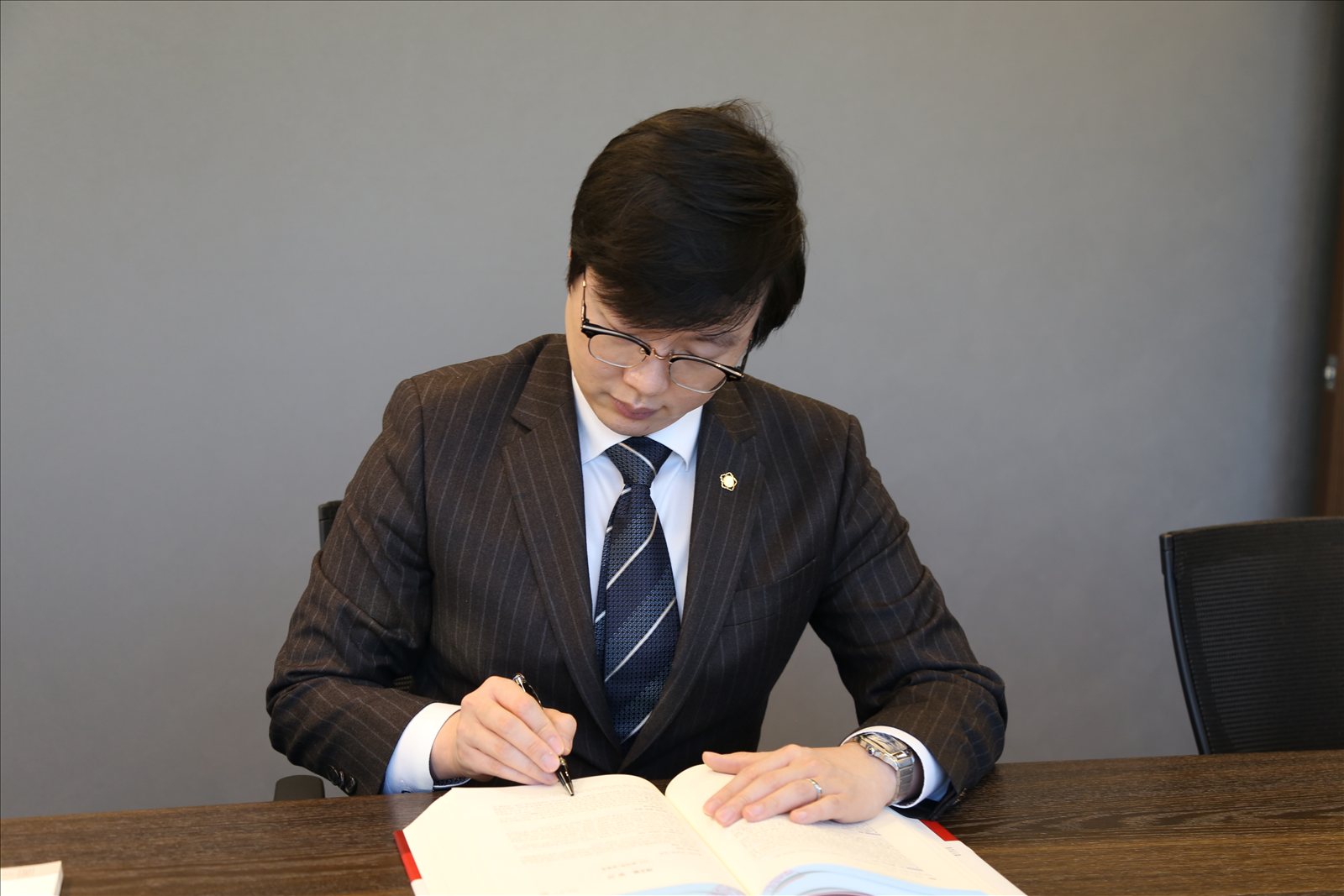 사건 기록을 검토하는 이세환 대표변호사